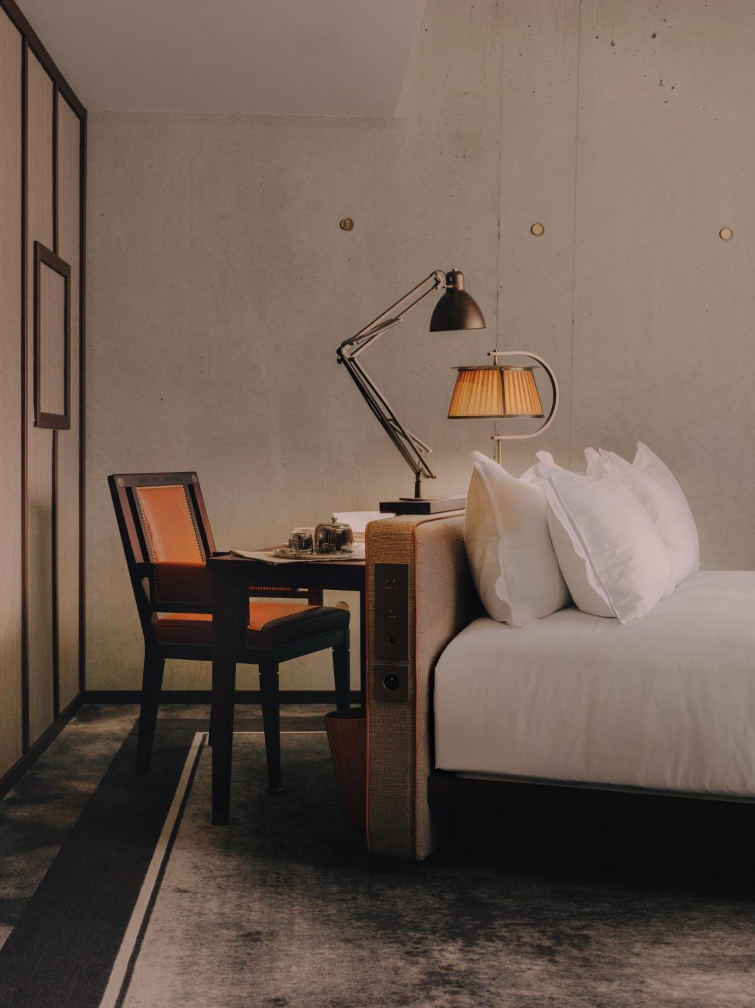 Maison Heler Metz, Curio Collection By Hilton